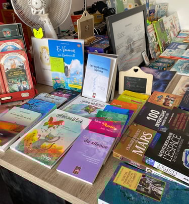 Des livres de la librairie sont exposés