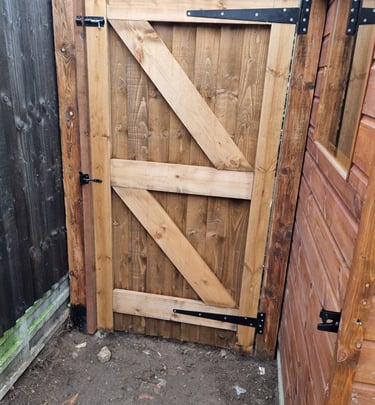 6ft wooden gate, black hinges and lock - lawtons landscapes
