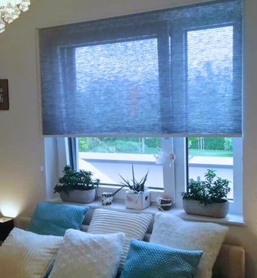 roleta plisowana wolnowisząca z systemem sterującym z boku rolety