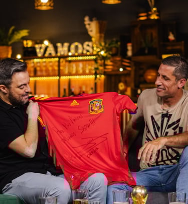 Joan Capdevilla firma la camiseta de la selección de España en nuestro estudio de grabación.