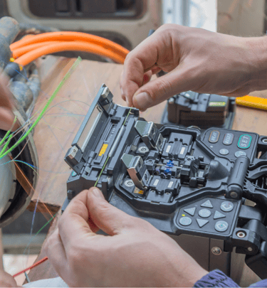 Una persona uniendo fibra óptica de internet