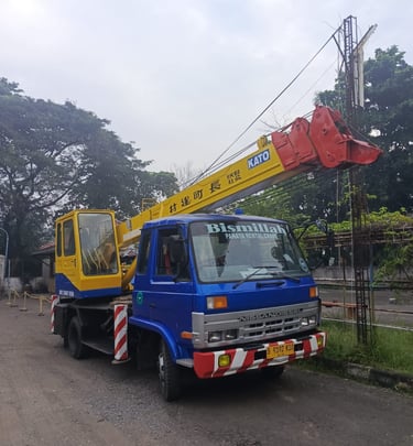 mobil crane 40 Ton warna biru
