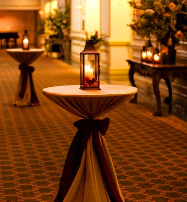 Mesa de coctel decorada con una vela, mantel decorativo, para eventos en el paso texas