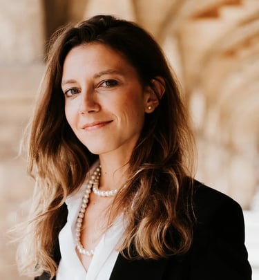 Flore Aubignat, avocate spécialisée en droit du travail et social à Paris place des Vosges