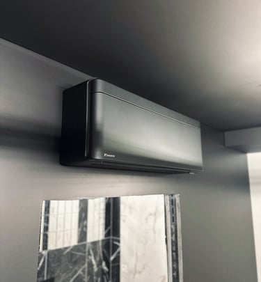 juodas daikin stylish vidaus blokas ftxa35bb sumontuotas bute ant juodos sienos virs kambario duru