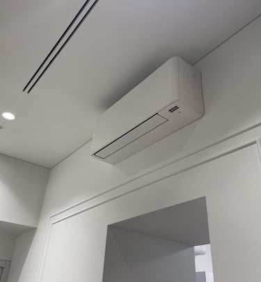 baltas daikin stylish vidaus blokas ftxa35aw sumontuotas bute virs kambario duru