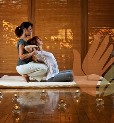 Masaje tailandés tradicional con estiramientos asistidos realizado en tatami, técnica de Thai Yoga