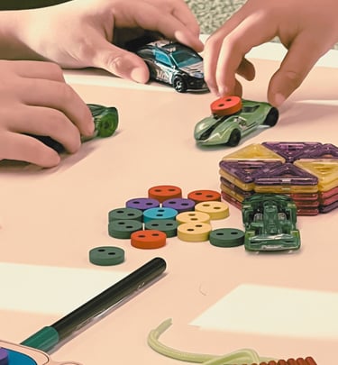 dos_niños_realizando_en_clase_emoziona2_dinamica_grupo