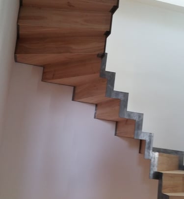 escalier artisanal en bois et fer