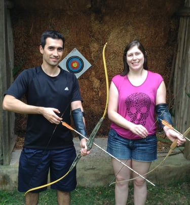 Casal animado no evento de arco e flecha