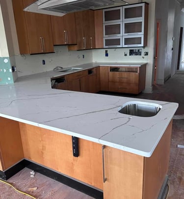 Calacatta-style quartz countertop sample