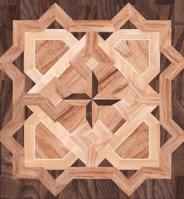 Motif géométrique en marqueterie de bois