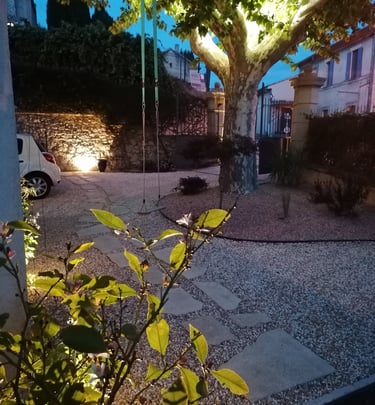 Der Garten des Gîte Le Barroux in der Provence bei Nacht am Fuße des Mont Ventoux