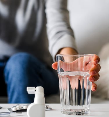 vaso agua agarrado por mujer