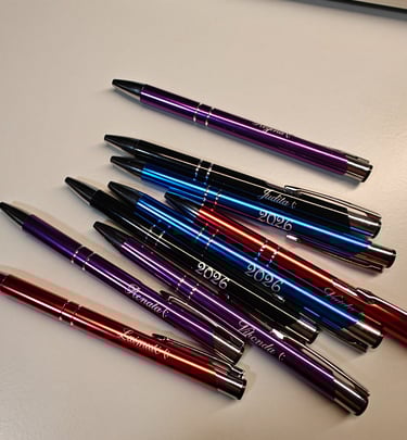 Graviruoti spalvoti tusinukai su norimu tekstu ar vardais