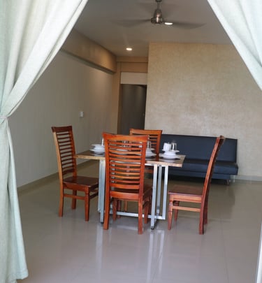 Área de comedor para cuatro personas en habitación doble de amplios bungalows familiares ubicados a 