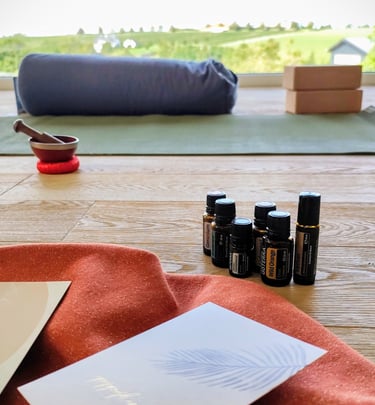 Nahaufnahme von Szene in Yogaraum mit Impulskarten, ätherischen Ölen, Klangschale und Yogamatte