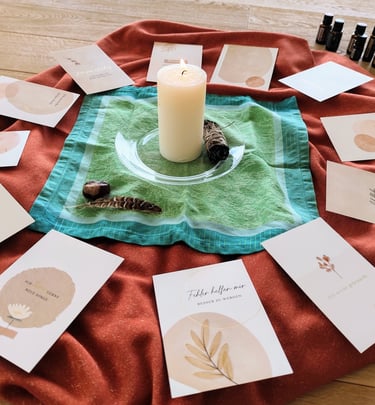 Mitte des Yograums; Kerze, Impulskarten, ätherische Öle