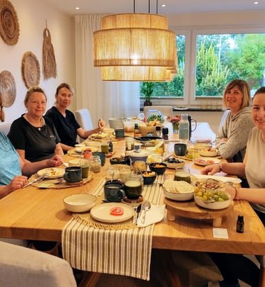Retreat-Gruppe beim Frühstück am Esstisch