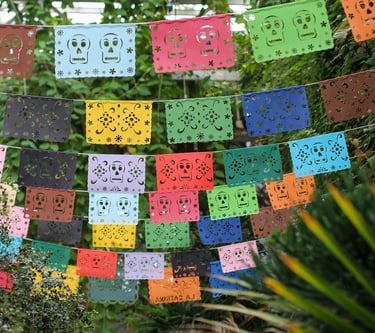 Decoración típica del dia de Muertos. Papel Picado en varios colores y figuras