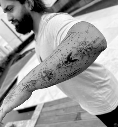 tatuagem nordica masculina fine line geometrica fortaleza