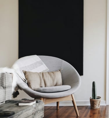 Salon cosy décoré dans les tons gris