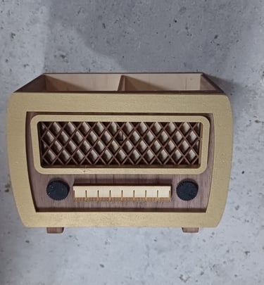 radio set up in a pen holder. Boite à crayons en forme de poste radio vintage découpe laser