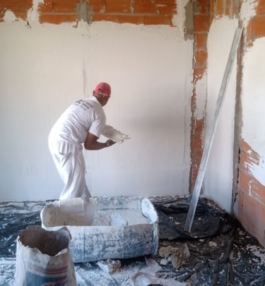 Homem fazendo revestimento em gesso