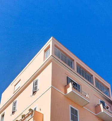 Dettaglio architettonico di palazzina con contrasto netto di colori