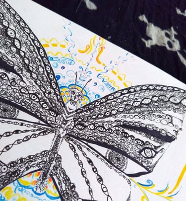 dessin au feutre fin très détaillé d'un papillon avec une tête de mort et des milliers d'yeux sur les ailes
