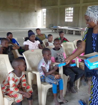 A volunteer providing food