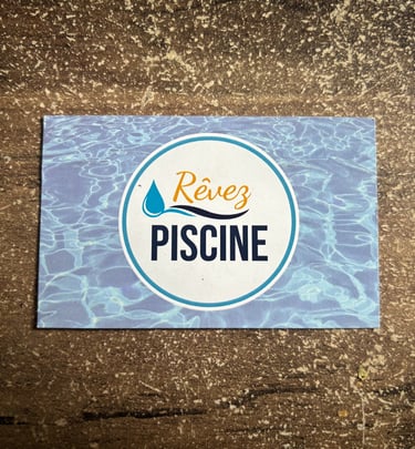 Recto d'une carte de visite avec logo et fond de piscine créée par OpéPro pour Rêvez Piscine