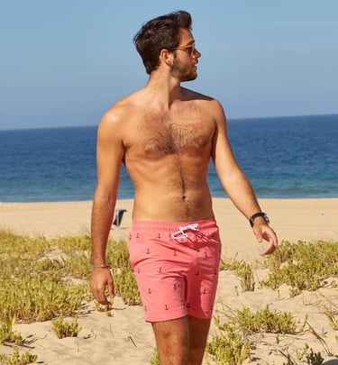 men’s quick-dry swim trunks with mesh lining.