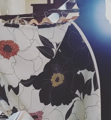 Boléro en tissu de crêpe et motif de fleurs