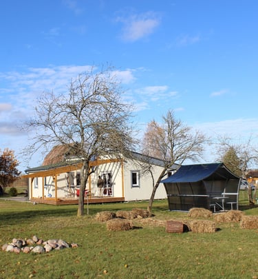 Ugdymosi erdvė ,,Ąžuolynas" namelis ir lauko erdvė