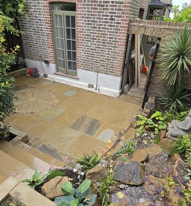 york stone patio with circle and water feature
