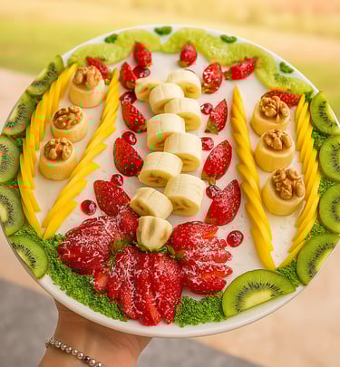 شخص يحمل طبقًا به كعكة فاكهة ومكسرات