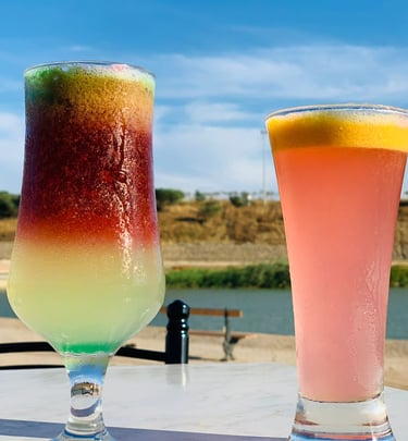 كأسين من مشروب بلونين مختلفين