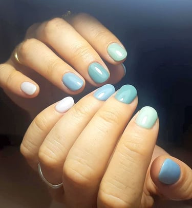 “מניקור לק ג'ל בגוון תכלת ב-SBS Beauty Studio – גימור נקי ומראה רענן לידיים.”