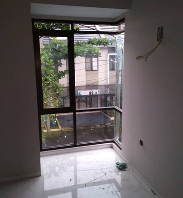 <img src="jendela-aluminium.jpg" alt="Jendela Aluminium Berkualitas dengan Desain Modern - Dzalfa Ja