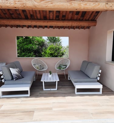 Terrasse couverte au bord de la piscine