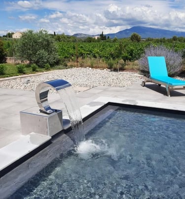 Cascade d'eau dans la piscine