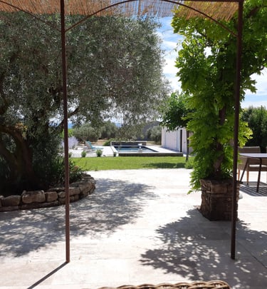 De la terrasse vue sur la piscine chauffée