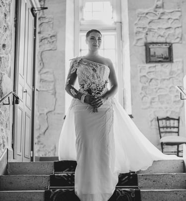 la mariée qui descend les escaliers pour son first look