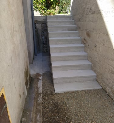 création d'un escalier en béton maçon plouguiel