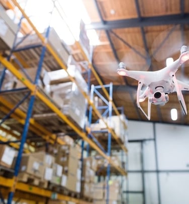 supervisión de almacén con dron