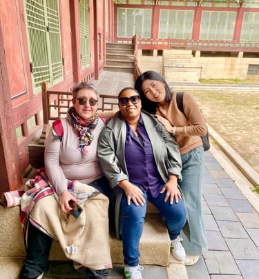 Professeure de coréen et participantes lors d’un séjour culturel, dans un site traditionnel coréen