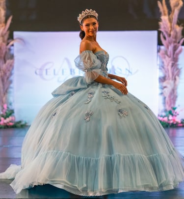 mujer modelando vestido de xv años en expo celebraciones