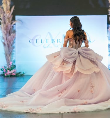 expo celebraciones mujer con vestido de xvaños