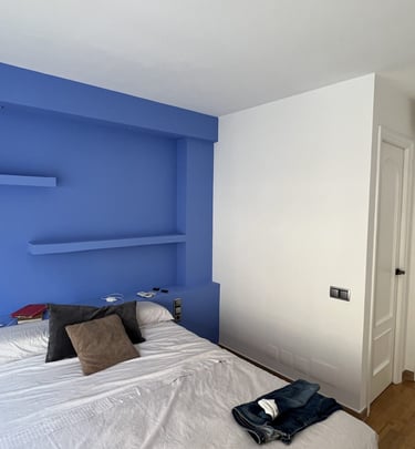 dormitorio pintado con dos colores